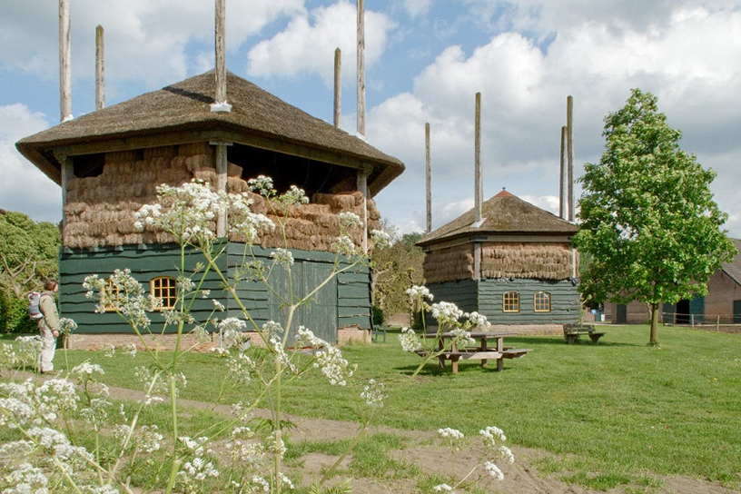 Twee hooischuren op het gras